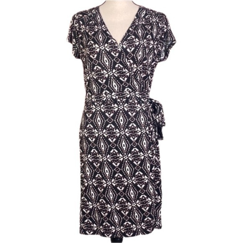 BANANA REPUBLIC FACTORY black and white w/red wrap dress in size Medium. EUC